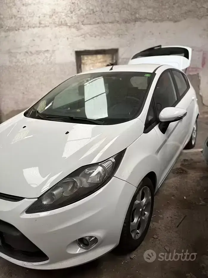 Usata Ford Fiesta 70 CV (51 kW) 2012 Bianco Berlina