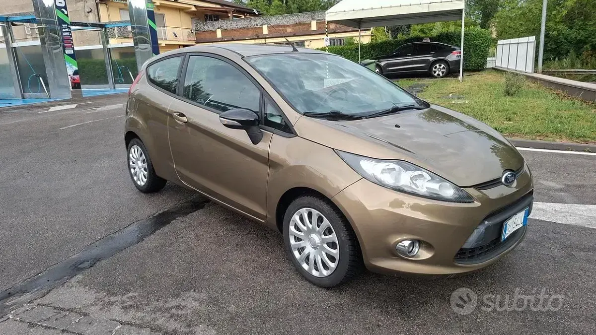 Usata Ford Fiesta 60 CV (44 kW) 2011 Marrone Berlina