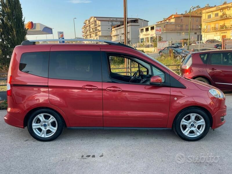 Usata Ford Tourneo Courier 75 CV (55 kW) 2015 Arancione Monovolume