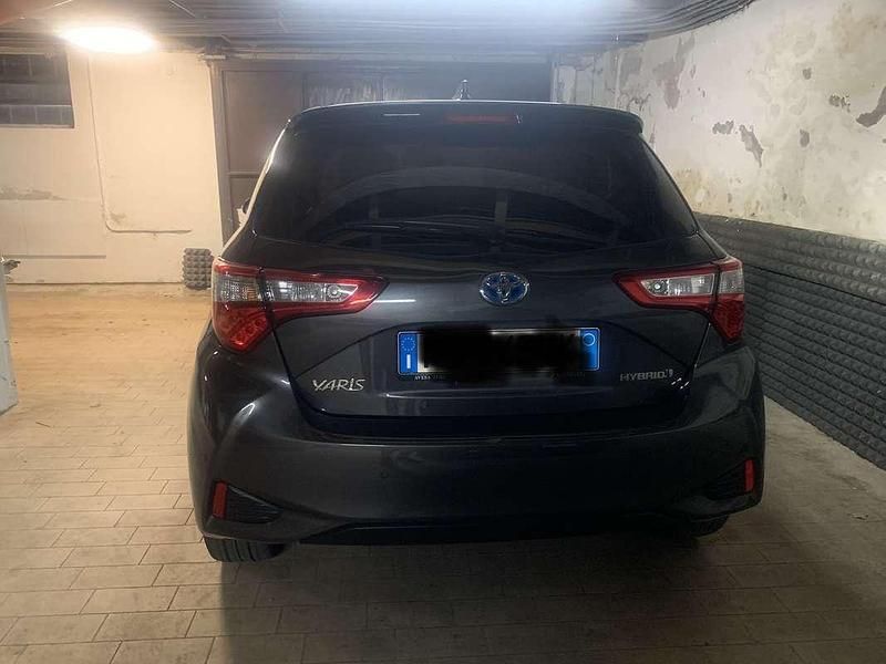 Usata Toyota Yaris Hybrid Style 75 CV (55 kW) 2019 Grigio Berlina