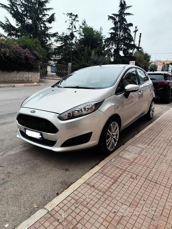 Usata Ford Fiesta 75 CV (55 kW) 2017 Grigio Berlina