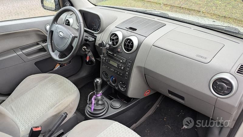 Usata Ford Fusion 68 CV (50 kW) 2002 Grigio Utilitaria