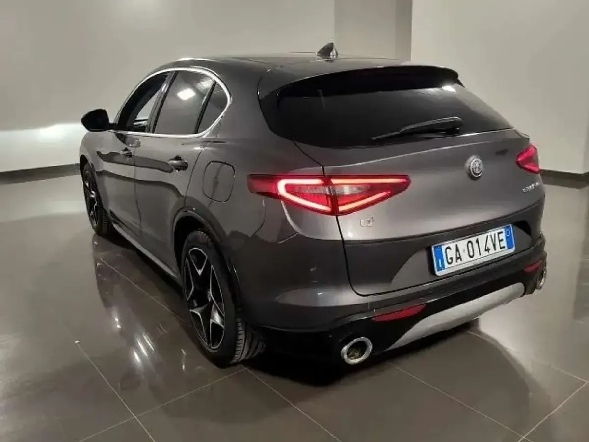 Usata Alfa Romeo Stelvio Ti 209 CV (153 kW) 2020 Grigio scuro SUV