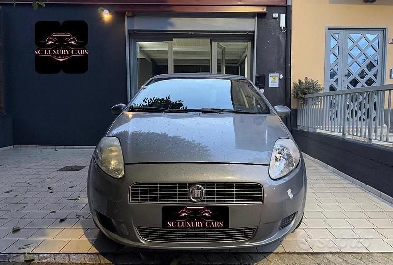 Grigio Usata 2010 Fiat Grande Punto Due volumi | 2500 € (Super prezzo) - Immagine 1/4