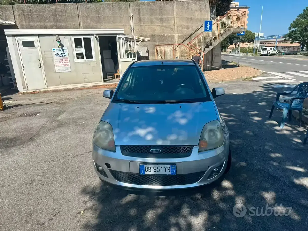 Usata Ford Fiesta 75 CV (55 kW) 2006 Grigio Utilitaria