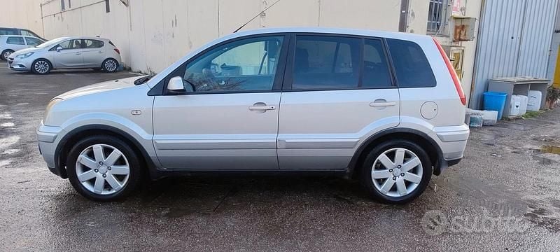 Usata Ford Fusion 101 CV (74 kW) 2006 Grigio Utilitaria