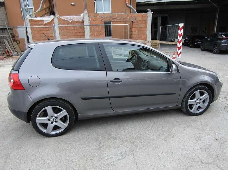 Usata VW Golf VI Sportline 105 CV (77 kW) 2008 Grigio scuro metallizzato Utilitaria