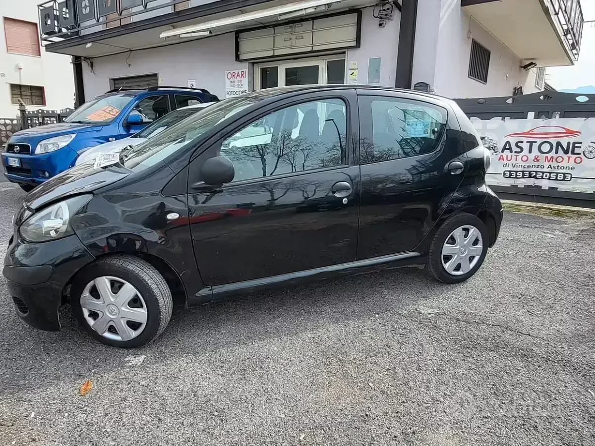 Usata Toyota Aygo 68 CV (50 kW) 2010 Nero Utilitaria