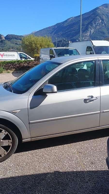 Usata Ford Mondeo Ghia 155 CV (114 kW) 2005 Argento Berlina