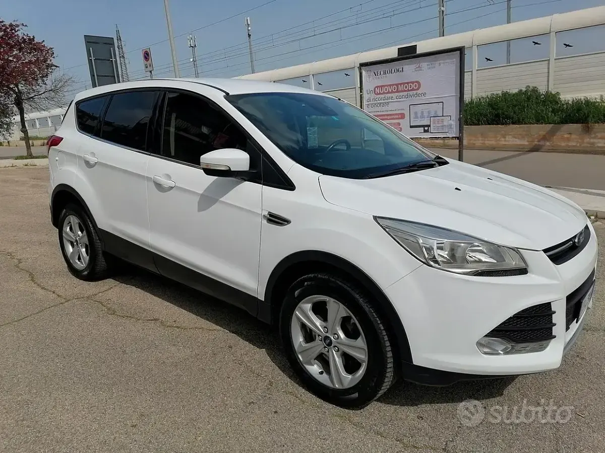 Usado Ford Kuga Titanium 120 CV (88 kW) 2015 Blanco SUV