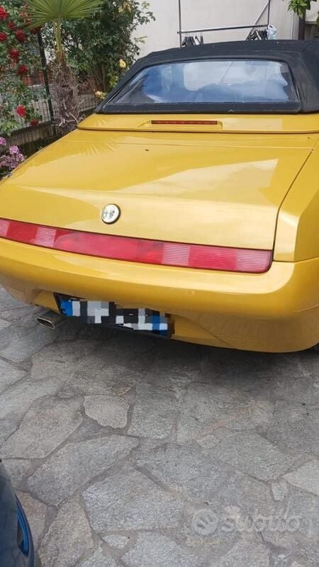 Begagnad Alfa Romeo Spider 144 HK (105 kW) 1999 Gul Cab
