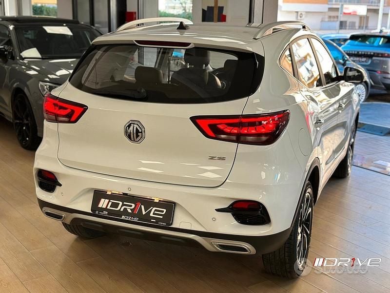 Usata MG ZS Luxury 111 CV (81 kW) 2024 Bianco SUV