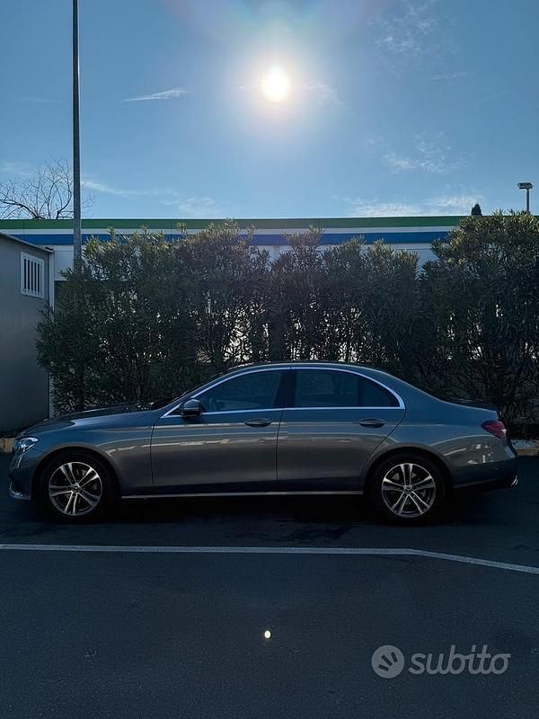Usata Mercedes E200 Business 160 CV (117 kW) 2023 Grigio Berlina