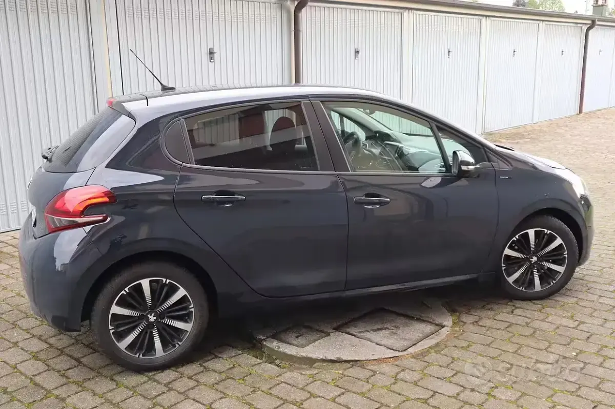 Usata Peugeot 208 Signature Sky 83 CV (61 kW) 2019 Grigio Utilitaria