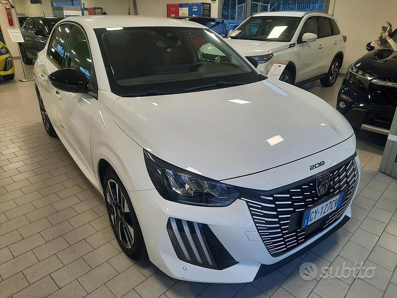 Usata Peugeot 208 Allure 101 CV (74 kW) 2025 Bianco santorini Utilitaria