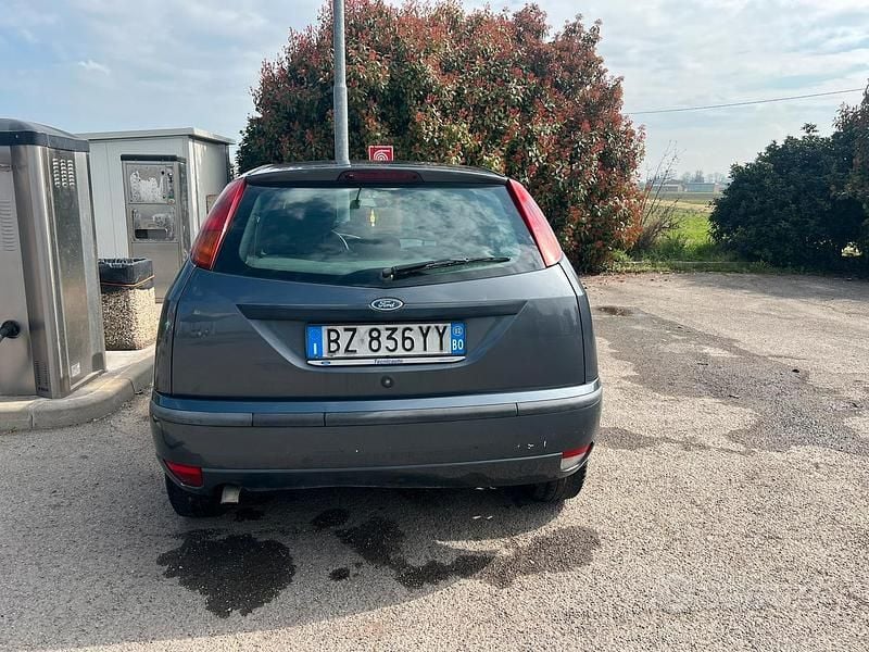 Käytetty Ford Focus 115 HP (84 kW) 2002 Harmaa Sedan
