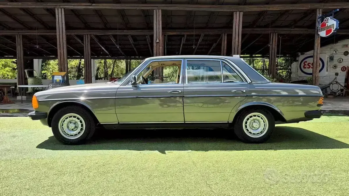 Usata Mercedes 240 72 CV (52 kW) 1980 Grigio Berlina