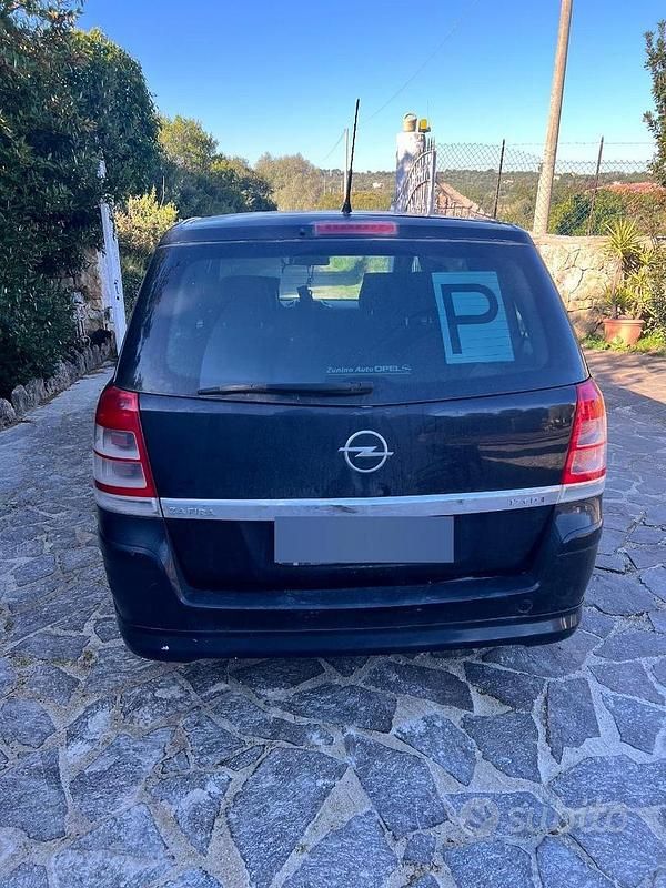 Usata Opel Zafira 125 CV (91 kW) 2010 Nero Monovolume