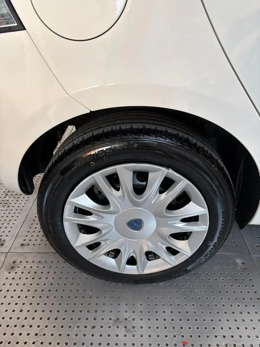Usata Lancia Ypsilon 95 CV (69 kW) 2013 Bianco Utilitaria