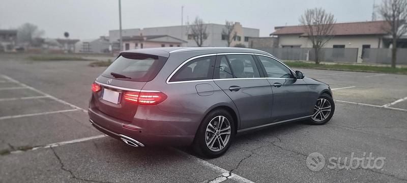 Usata Mercedes E200 Premium 160 CV (117 kW) 2021 Grigio Station wagon