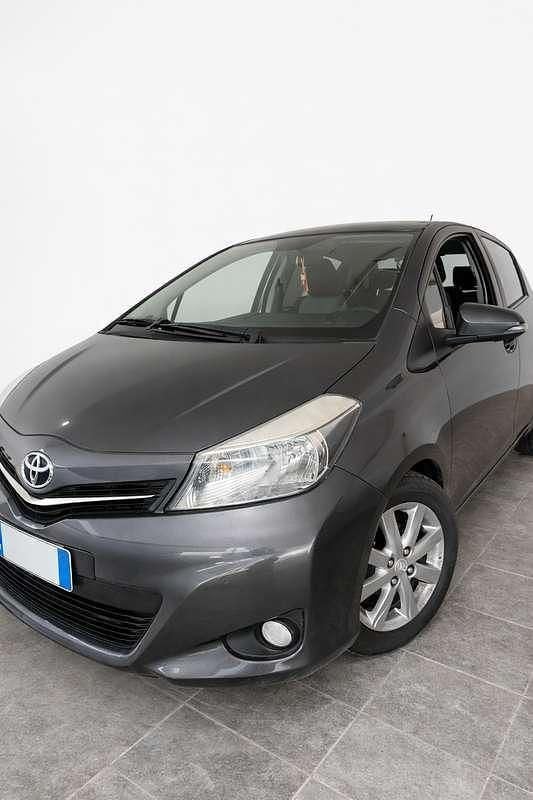 Usata Toyota Yaris Lounge 69 CV (50 kW) 2011 Grigio Utilitaria