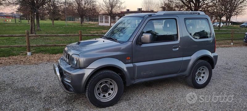Usata Suzuki Jimny 86 CV (63 kW) 2006 Grigio SUV