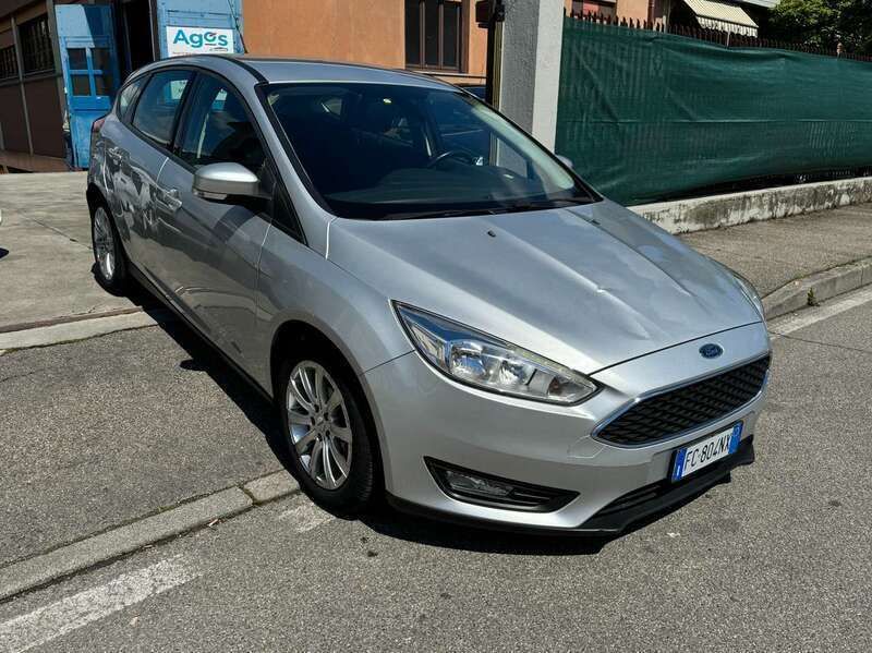 Grigio Usata 2016 Ford Focus Tre volumi | 5300 € (Super prezzo) - Immagine 1/4