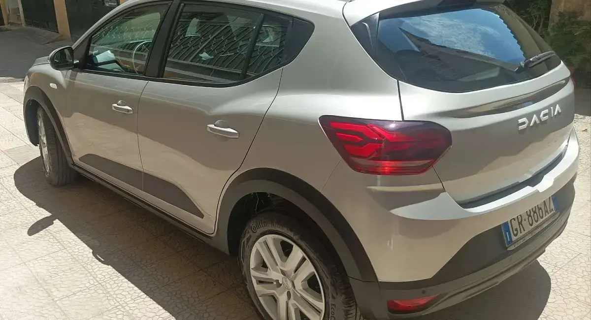 Usata Dacia Sandero Essentiel 101 CV (74 kW) 2023 Argento Berlina