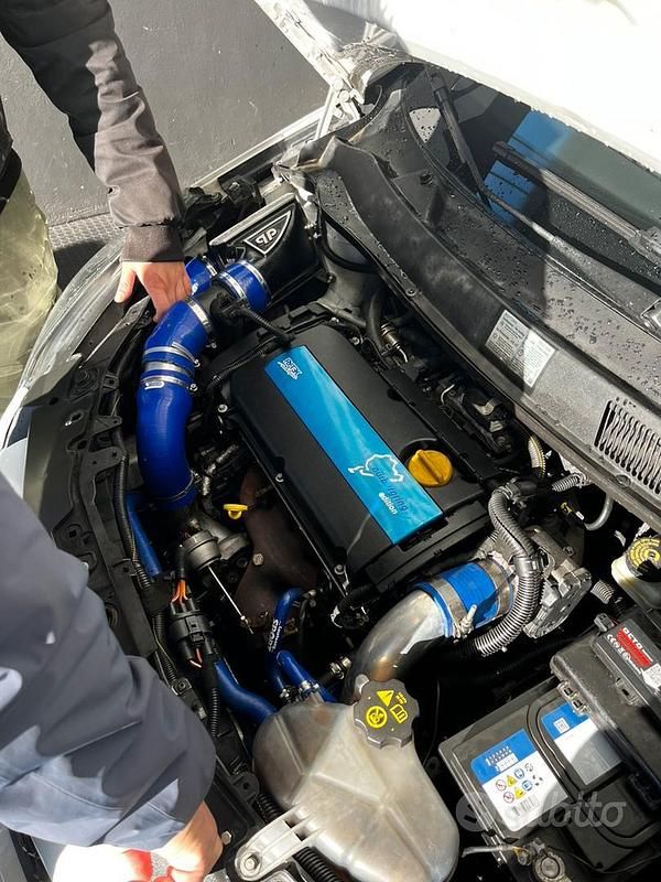 Usata Opel Corsa OPC 240 CV (176 kW) 2010 Bianco Utilitaria