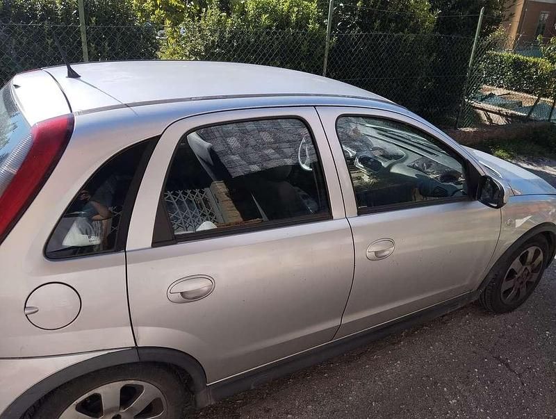 Argento Usata 2004 Opel Corsa Club Tre volumi | 800 € (Ottimo prezzo) - Immagine 1/4