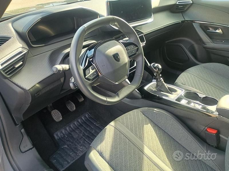 Usata Peugeot 2008 Allure 102 CV (75 kW) 2024 Grigio SUV
