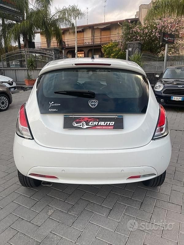 Usata Lancia Ypsilon Platinum 69 CV (50 kW) 2015 Bianco Utilitaria