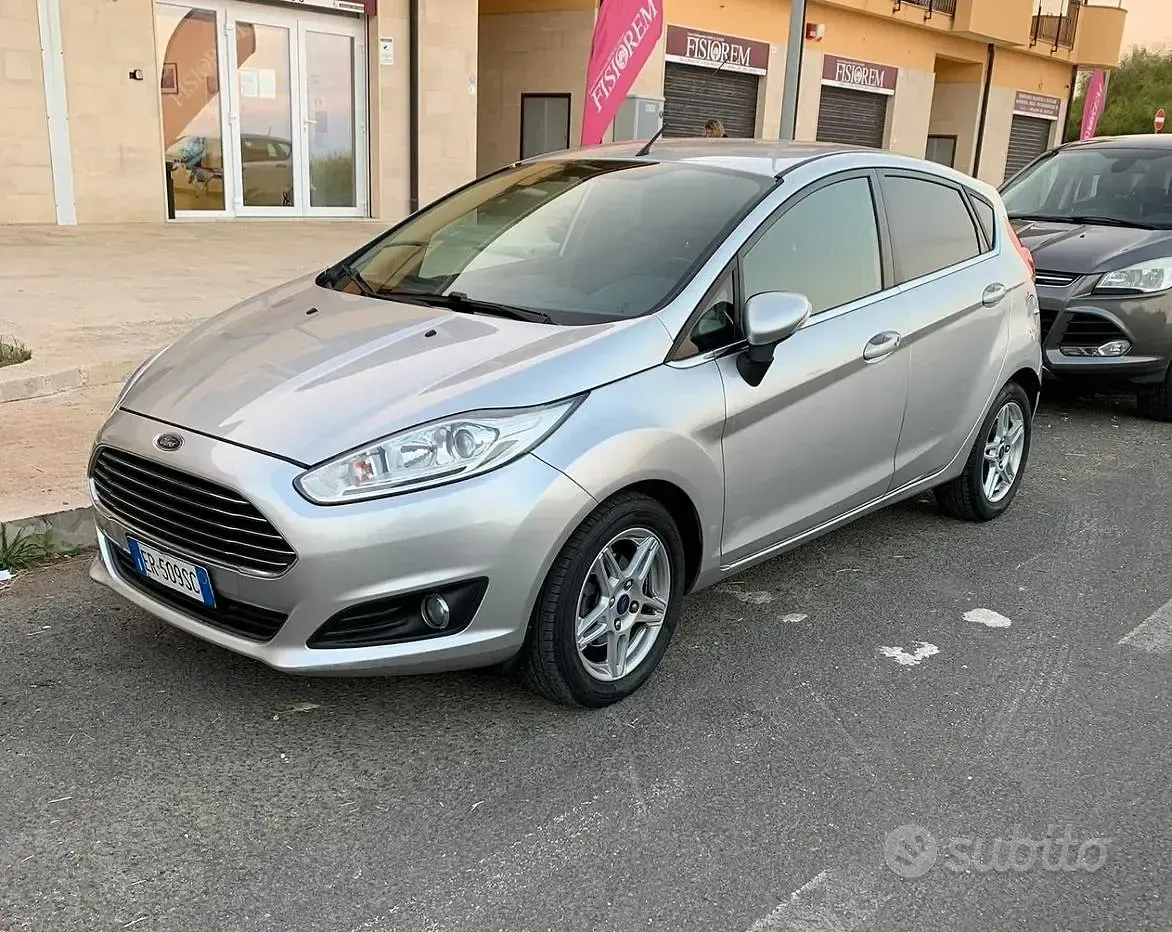 Usata Ford Fiesta 75 CV (55 kW) 2013 Grigio Berlina