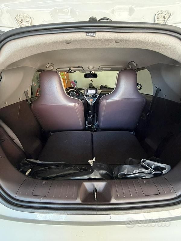 Usata Toyota iQ 90 CV (66 kW) 2010 Bianco Utilitaria