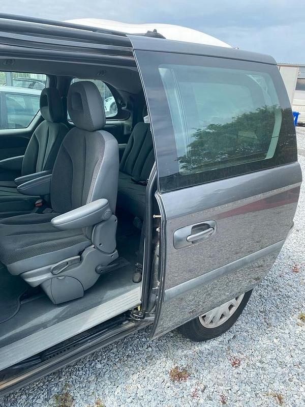 Usata Chrysler Voyager 150 CV (110 kW) 2004 Grigio Monovolume