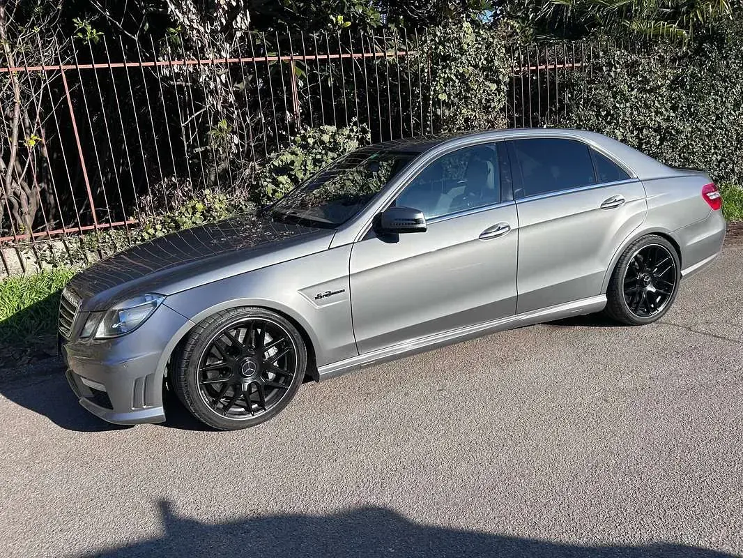 Usata Mercedes E63 AMG AMG 514 CV (378 kW) 2009 Grigio Berlina