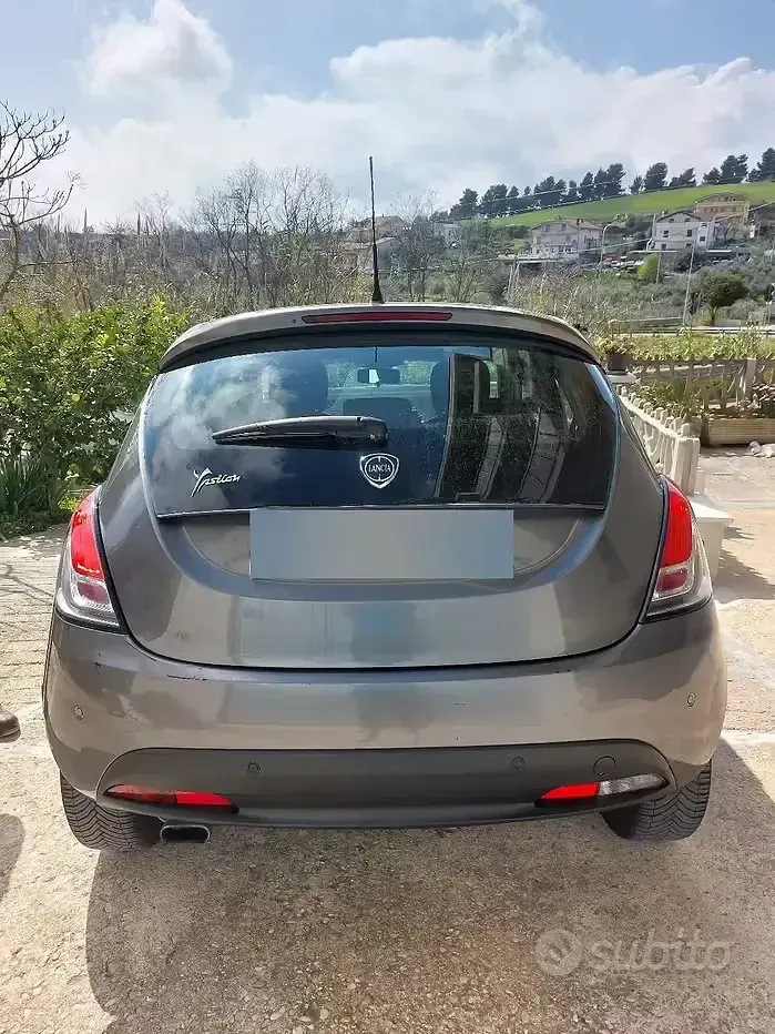 Usata Lancia Ypsilon Gold 69 CV (50 kW) 2015 Grigio Utilitaria