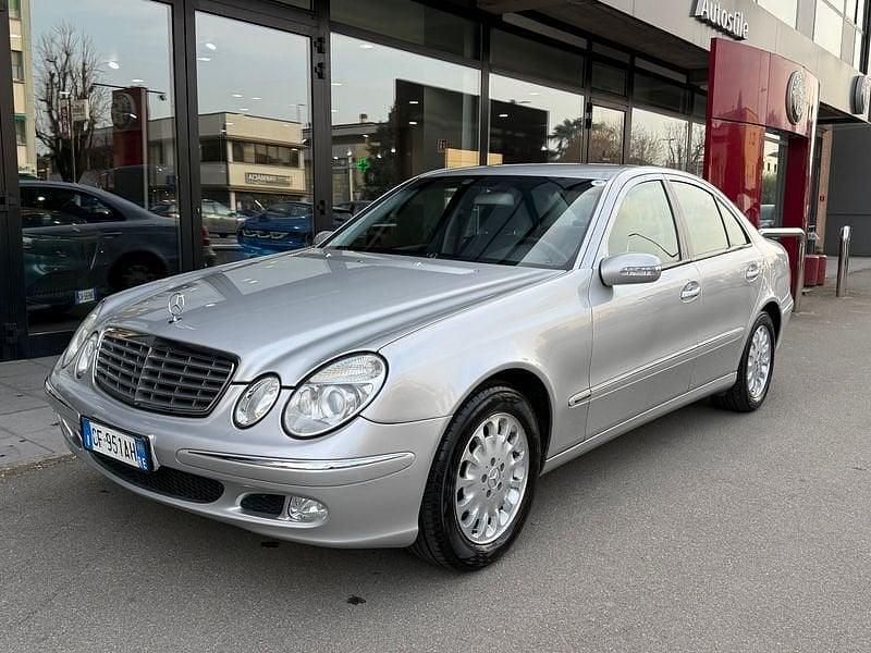 Usata Mercedes E240 Avantgarde 177 CV (130 kW) 2003 Grigio Berlina