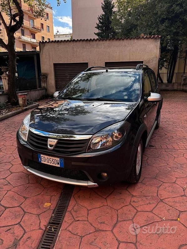 Nero Usata 2010 Dacia Sandero Stepway Due volumi | 4200 € (Ottimo prezzo) - Immagine 1/4