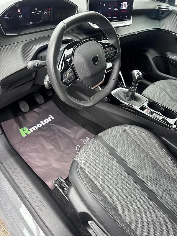 Usata Peugeot 208 Allure 100 CV (73 kW) 2025 Grigio Utilitaria
