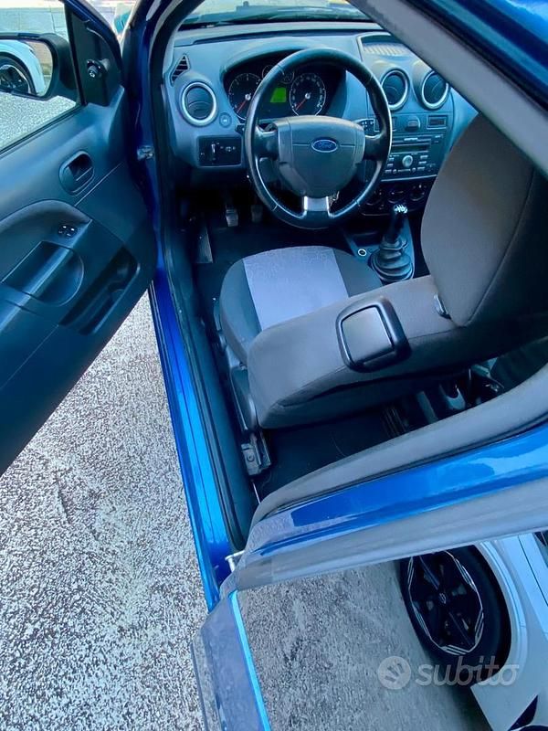 Blu Usata 2008 Ford Fiesta Tre volumi | 3000 € (Buon prezzo) - Immagine 1/4