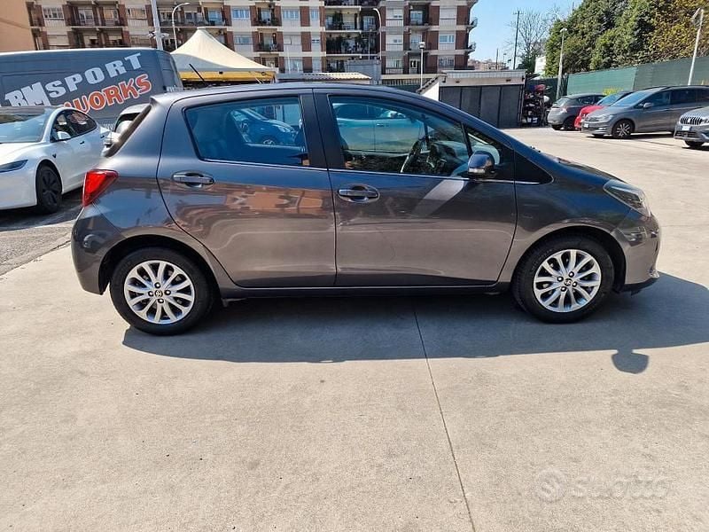Usata Toyota Yaris Lounge 69 CV (50 kW) 2014 Grigio Utilitaria