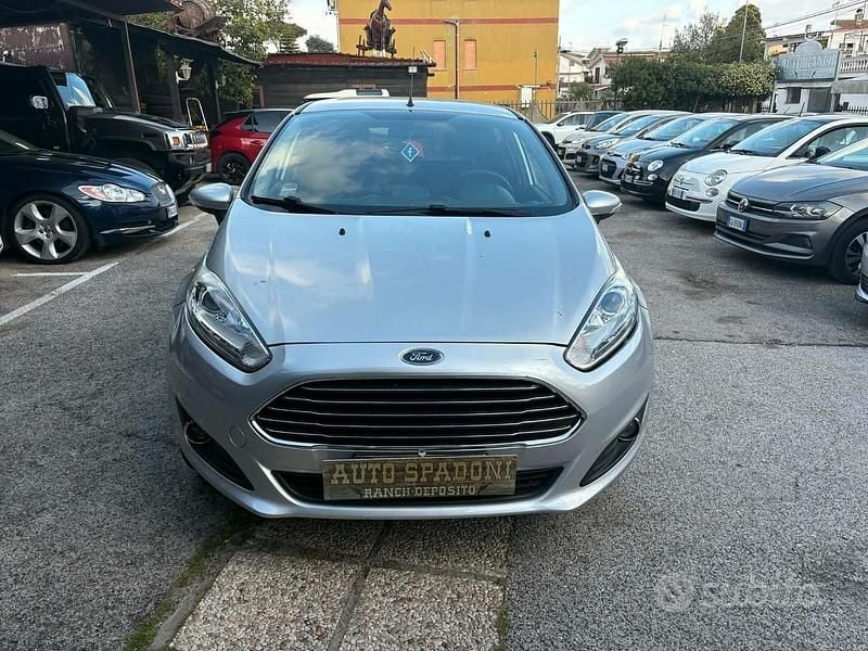 Usata Ford Fiesta Titanium 75 CV (55 kW) 2014 Grigio Utilitaria