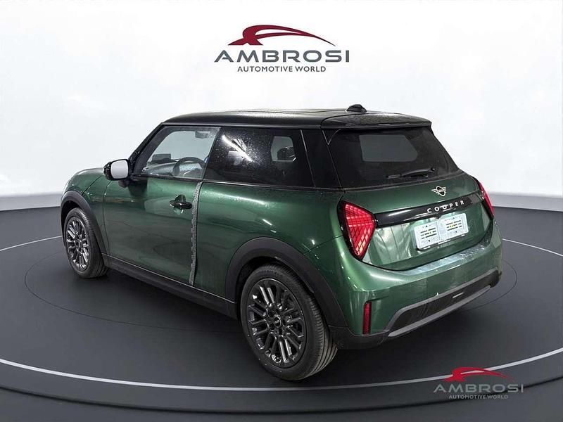 Nuova Mini Cooper Favoured 155 kW (211 CV) 2025 Verde Utilitaria
