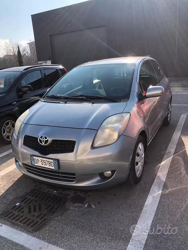 Usata Toyota Yaris Sol 87 CV (63 kW) 2008 Grigio Utilitaria