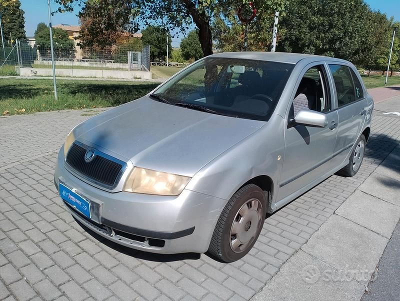 Grigio Usata 2003 Skoda Fabia Comfort Due volumi | 900 € (Buon prezzo) - Immagine 1/4