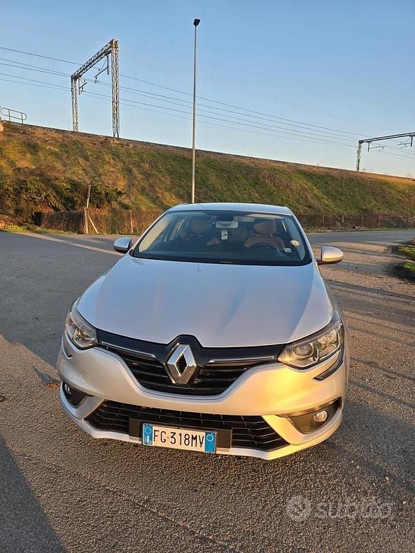 Grigio Usata 2016 Renault Mégane IV Zen Tre volumi | 9500 € (Buon prezzo) - Immagine 1/4