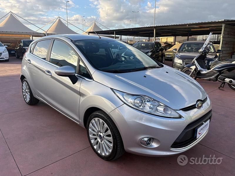 Grigio Usata 2009 Ford Fiesta Ghia Tre volumi | 4990 € (Cara) - Immagine 1/4
