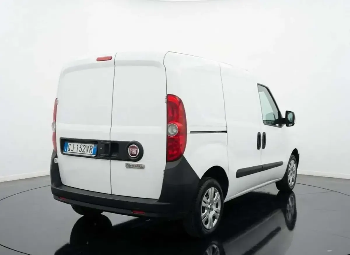 Usata Fiat Doblò S 105 CV (77 kW) 2022 Bianco Monovolume