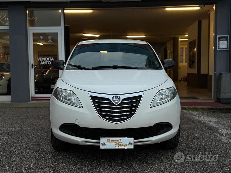 Usata Lancia Ypsilon Gold 85 CV (62 kW) 2014 Bianco Utilitaria